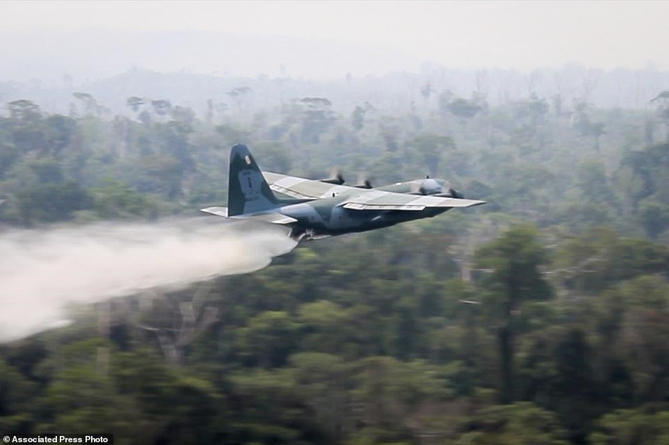 Máy bay C-130 Hercules phun nước dập lửa cháy rừng. Ảnh: AP