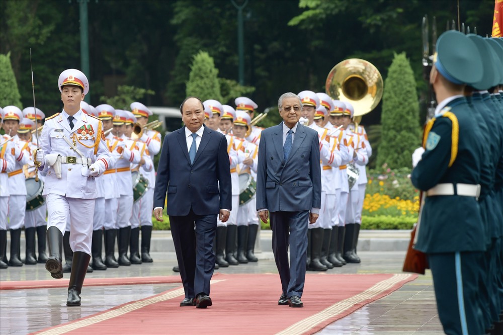 Thủ tướng Nguyễn Xuân Phúc và Thủ tướng Malaysia duyệt đội danh dự trong lễ đón. Ảnh: Dương Quốc Bình.