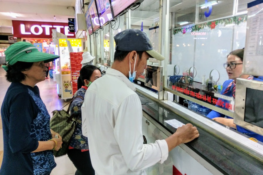 Hành khách mua vé xe ở bến xe Miền Đông (Q.Bình Thạnh, TPHCM) trưa 26.8. Ảnh: MINH QUÂN