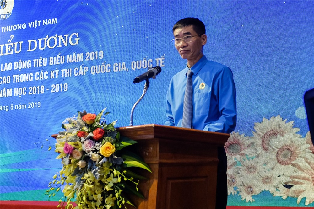 Đồng chí Trần Văn Thuật - Phó Chủ tịch Tổng LĐLĐVN phát biểu tại Hội nghị. Ảnh: Sơn Tùng