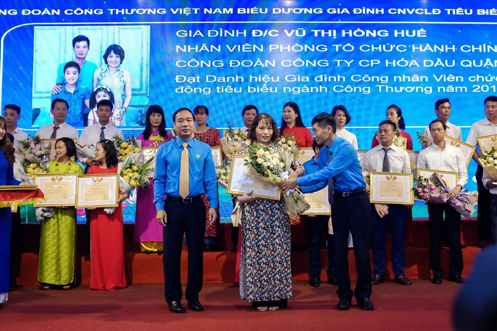 Đồng chí Trần Văn Thuật trao bằng khen cho gia đình CNVCLĐ tiêu biểu năm 2019. Ảnh: Sơn Tùng