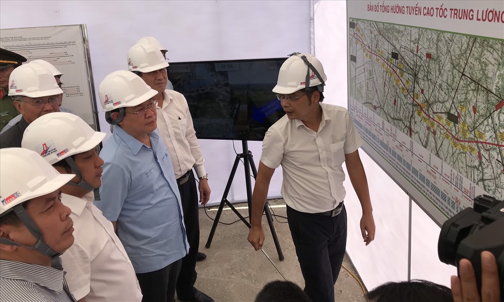 Phó Thủ tướng khảo sát dự án cao tốc Trung Lương - Mỹ Thuận. Ảnh: K.Q