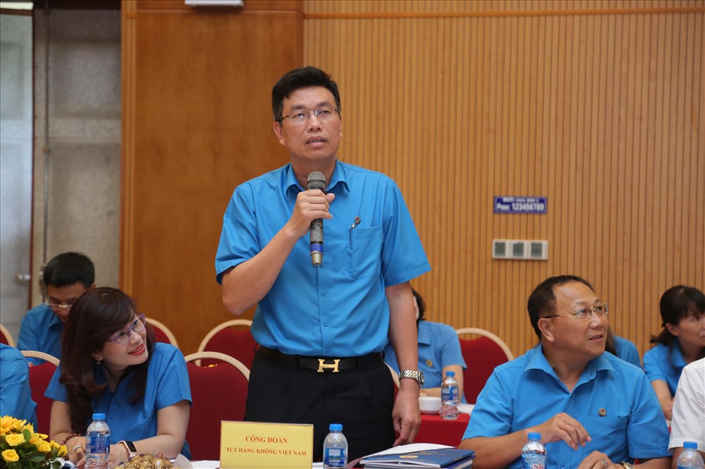 Đồng chí Tạ Thiên Long, Chủ tịch Công đoàn Tổng Công ty Hàng không Việt Nam trình bày tham luận tại buổi toạ đàm.