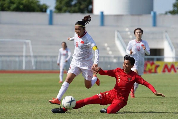 Huỳnh Như tỏa sáng ghi bàn thắng duy nhất giúp ĐT nữ Việt Nam nâng cao chiếc cup vô địch (Ảnh: VFF)