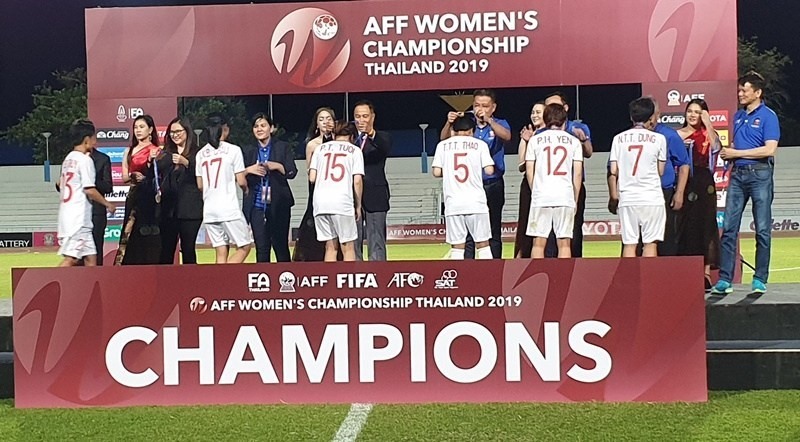 Tuyển nữ Việt Nam được thưởng tổng cộng số tiền 1 tỷ đồng sau khi giành ngôi vô địch giải Đông Nam Á 2019. Ảnh: AFF