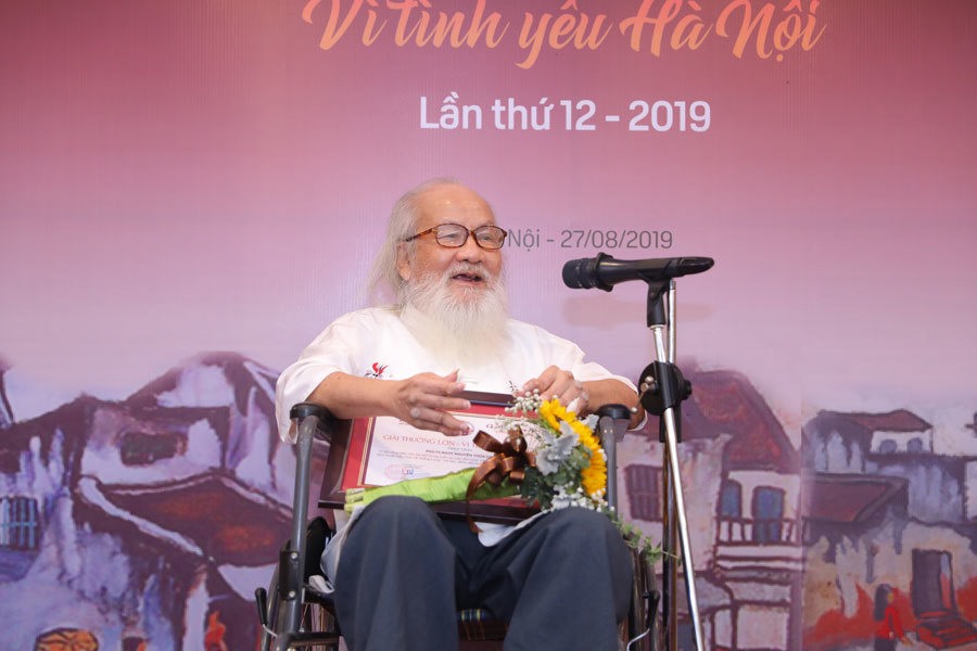 GS.TS.NGƯT Nguyễn Thừa Hỷ nhận Giải thưởng Lớn. Ảnh: VNN.