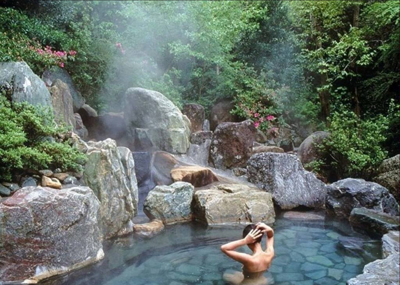 Suối khoang Hua Pe là một địa điểm đẹp hiện ít người biết ở Điện Biên. Ảnh: T. L.