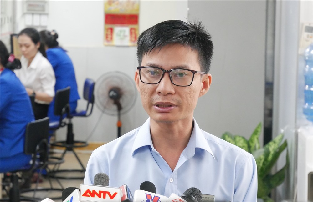 Ông Trần Thanh Việt, Phó Trưởng phòng Kế hoạch Vận tải (Bến xe Miền Đông)  trả lời báo chí. Ảnh: AT