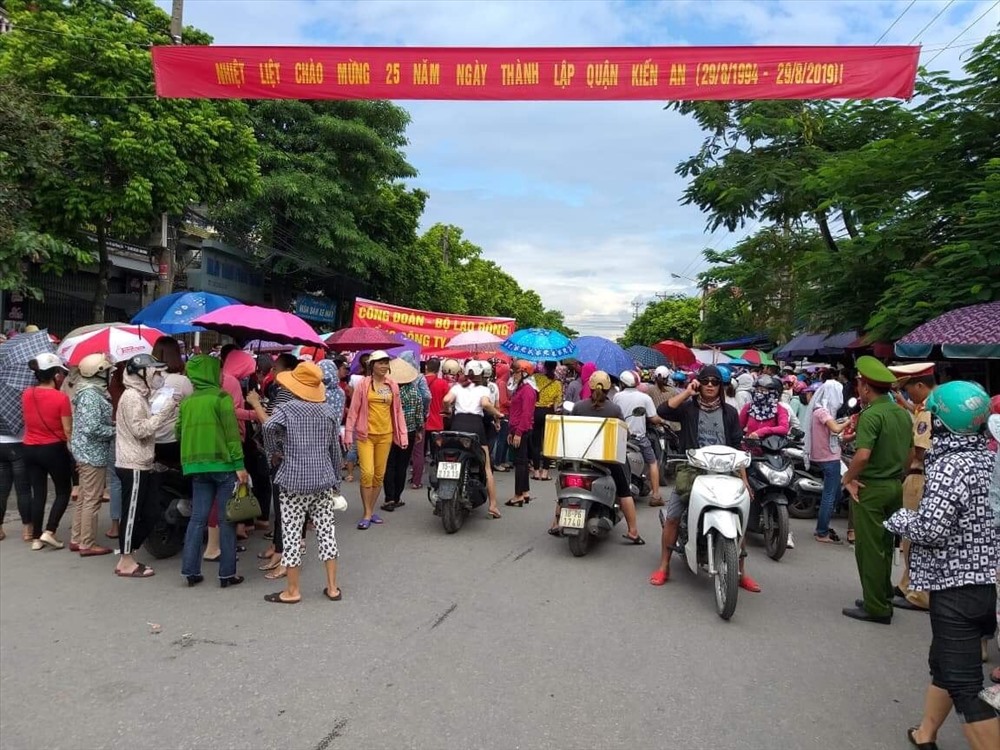 Hàng ngàn công nhân tụ tập làm ách tác giao thông đường Hoàng Quốc Việt, quận Kiến An, Hải Phòng - ảnh PV