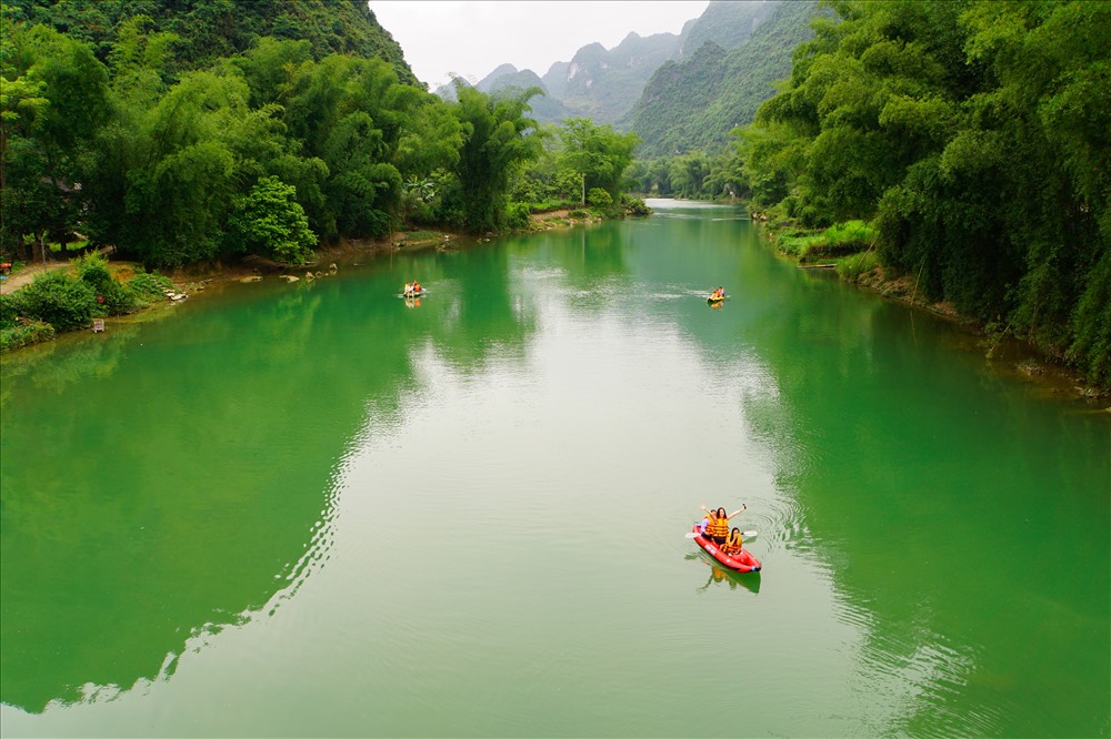 Du thuyền trên sông Quây Sơn, Trùng Khánh (Cao Bằng). Ảnh: Phạm Khoa.