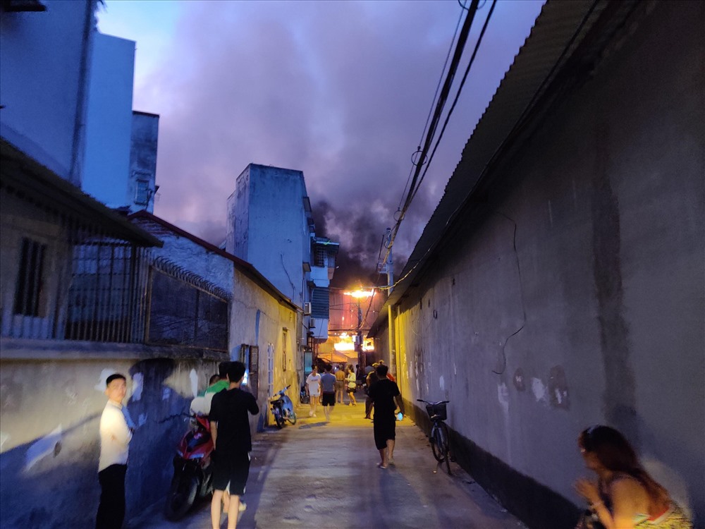 Toàn bộ cư dân ngõ 342 Khương Đình đều được yêu cầu tránh ra xa đề phòng khu nhà xưởng đổ sập gây ảnh hưởng tính mạng.