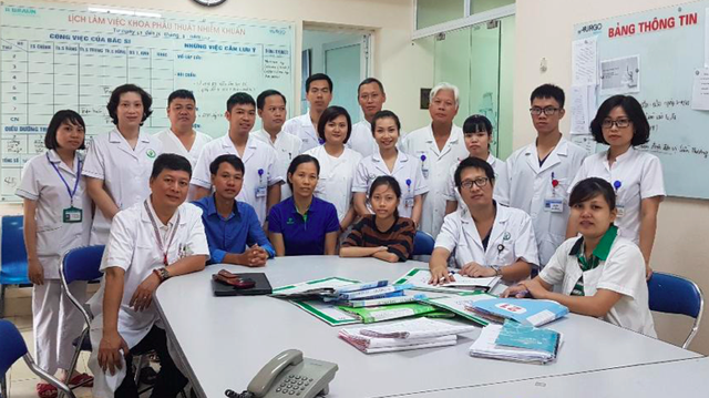 Nhi (áo kẻ) và các y bác sĩ trước ngày nhập học Đại học Y Hà Nội.