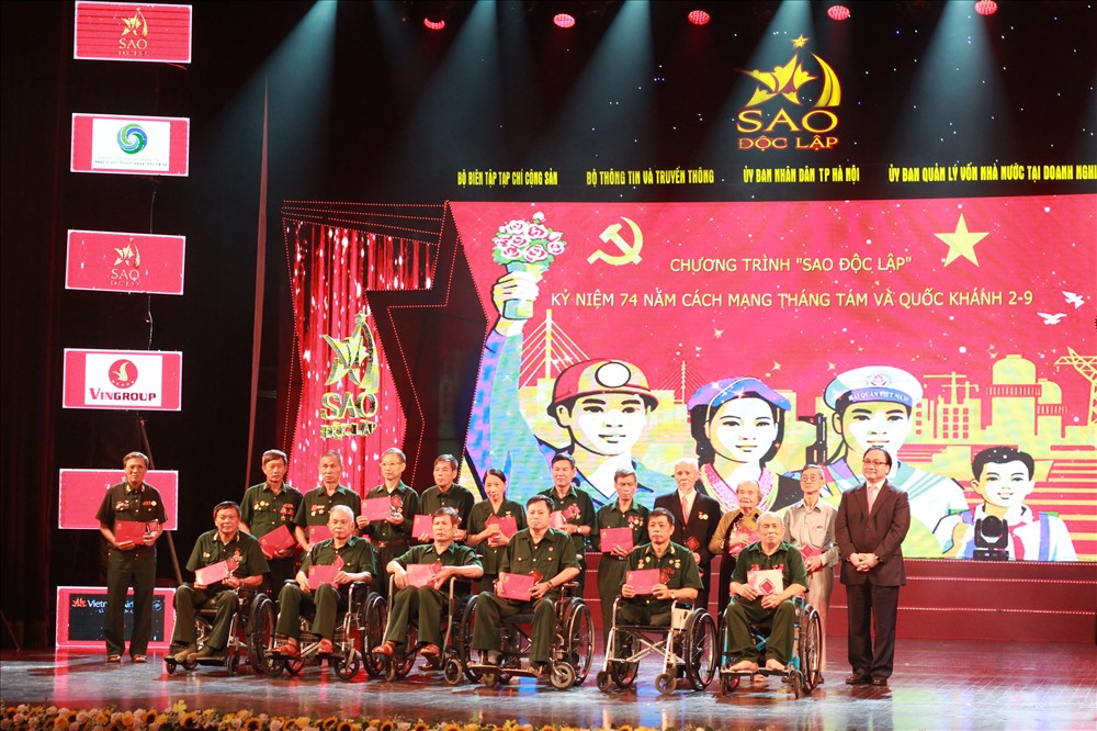 Ủy viên Bộ Chính trị, Bí thư Thành ủy Hà Nội Hoàng Trung Hải trao quà cho các lão thành cách mạng. Ảnh T.Vương