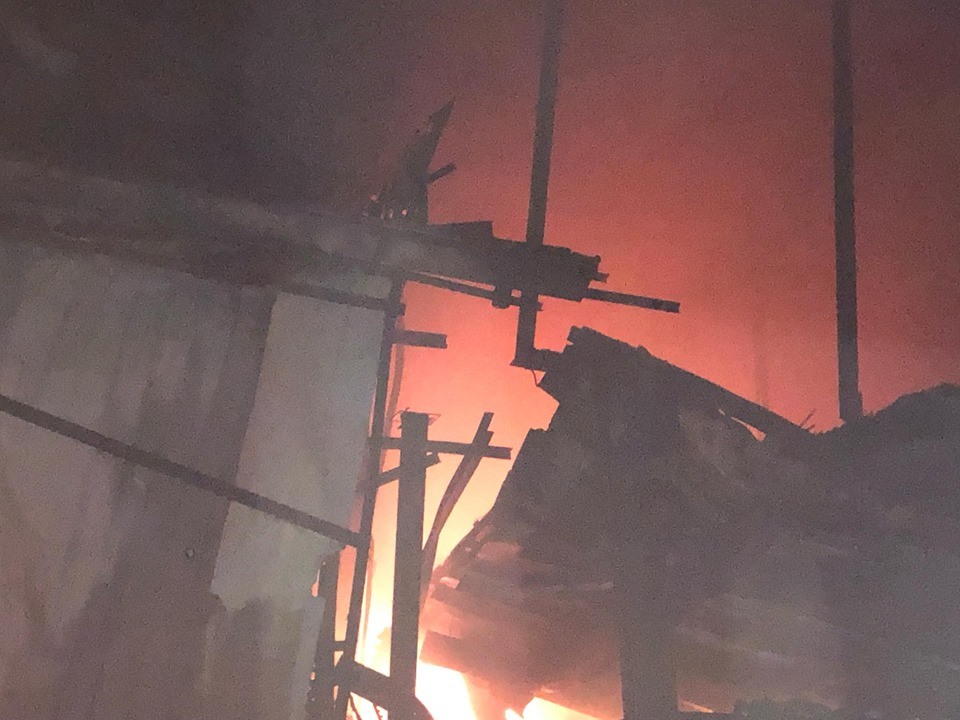 Ngọn lửa vẫn cháy tại khu nhà xưởng.