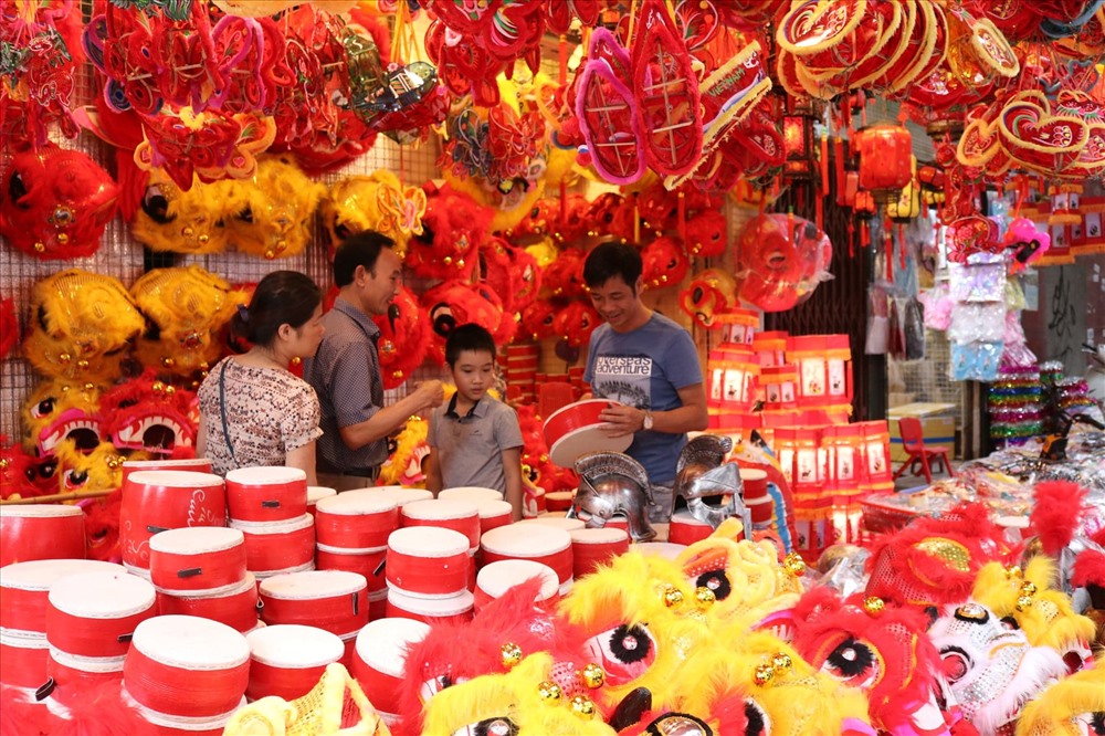 Đồ chơi truyền thống Việt Nam lấn át mặt hàng ngoại nhập trên các sạp hàng Tết Trung thu.