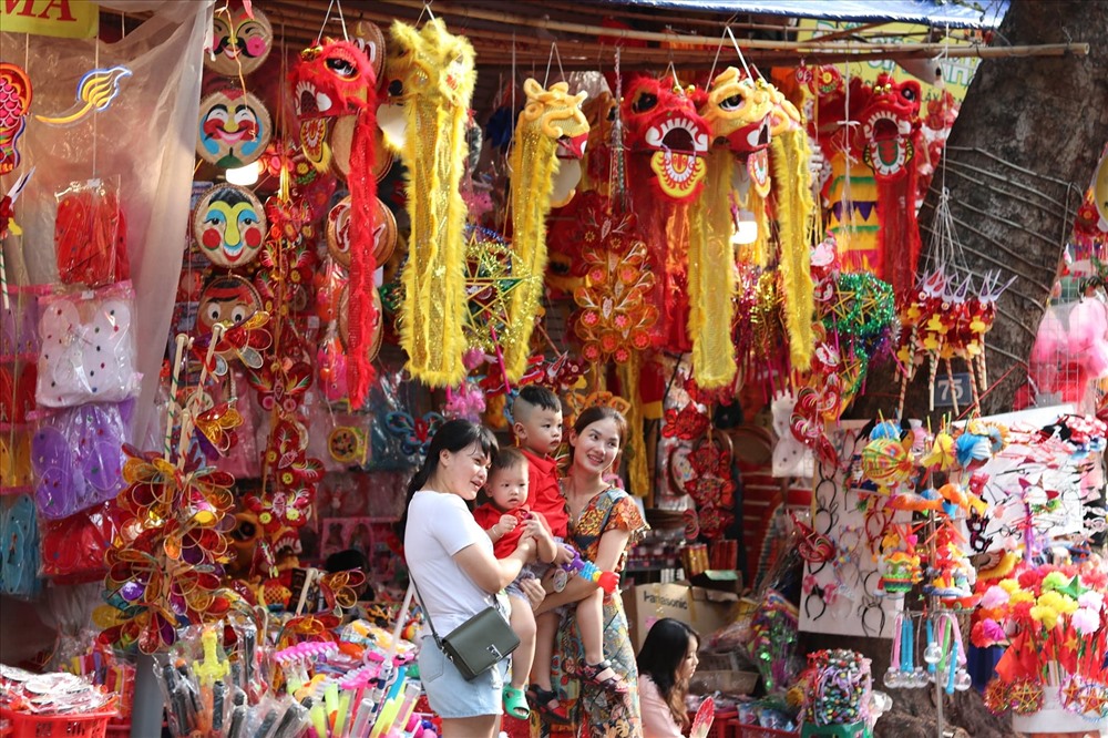 Nhiều phụ huynh tin dùng, lựa chọn đồ chơi truyền thống xuất xứ từ Việt Nam. Ảnh: Lan Nhi