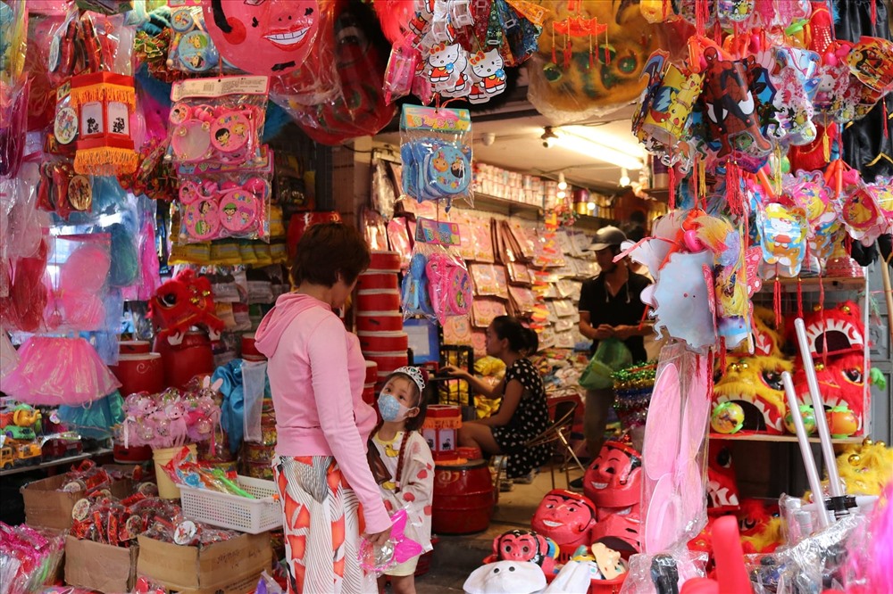 Nhiều phụ huynh tin dùng, lựa chọn đồ chơi truyền thống xuất xứ từ Việt Nam. Ảnh: Lan Nhi