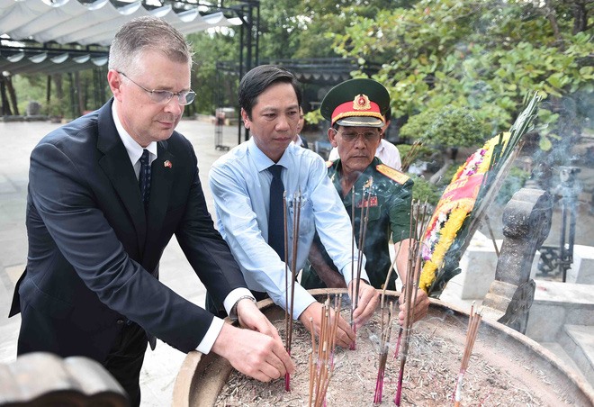Đại sứ Kritenbrink và lãnh đạo tỉnh Quảng Trị tới thăm và thắp hương tại nghĩa trang quốc gia Trường Sơn. Ảnh: ĐSQ Mỹ