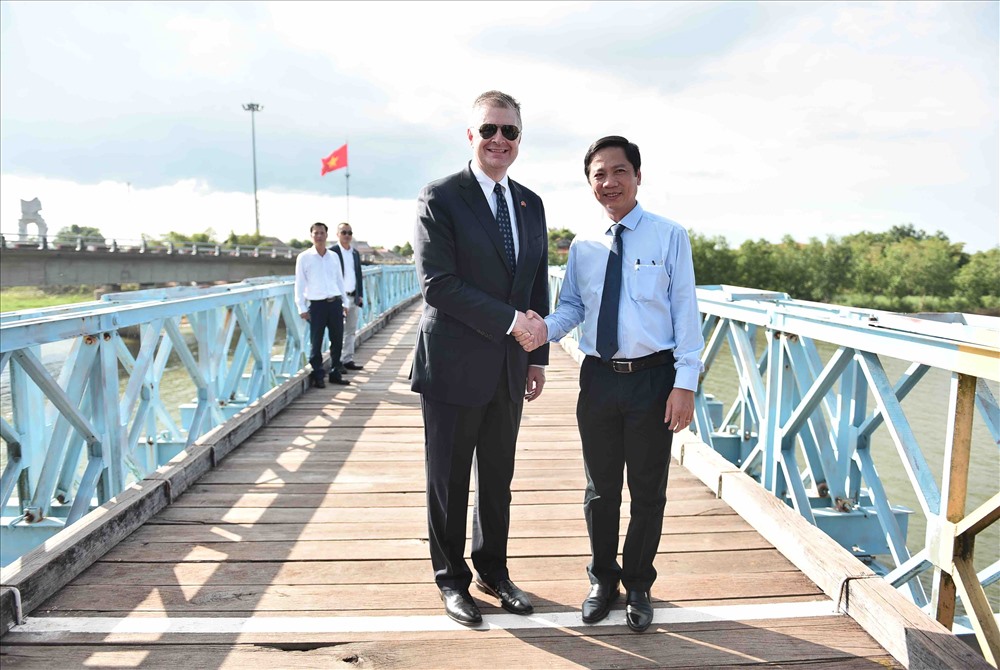 Đại sứ Kritenbrink và Phó Chủ tịch UBND tỉnh Quảng Trị Hoàng Nam tới thăm cầu Hiền Lương. Ảnh: ĐSQ Mỹ