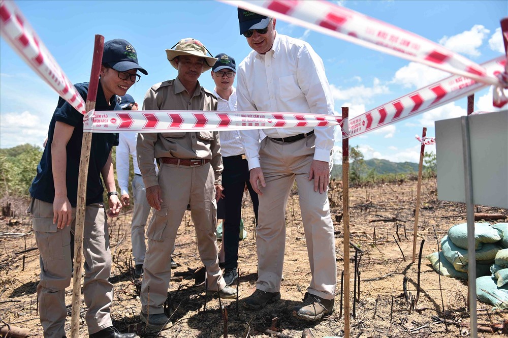 Đại sứ Kritenbrink tới thăm các cán bộ rà phá bom mìn của Tổ chức Peace Trees Việt Nam tại một địa điểm rà phá bom mìn để tìm hiểu thêm về công việc của họ. Ảnh: ĐSQ Mỹ