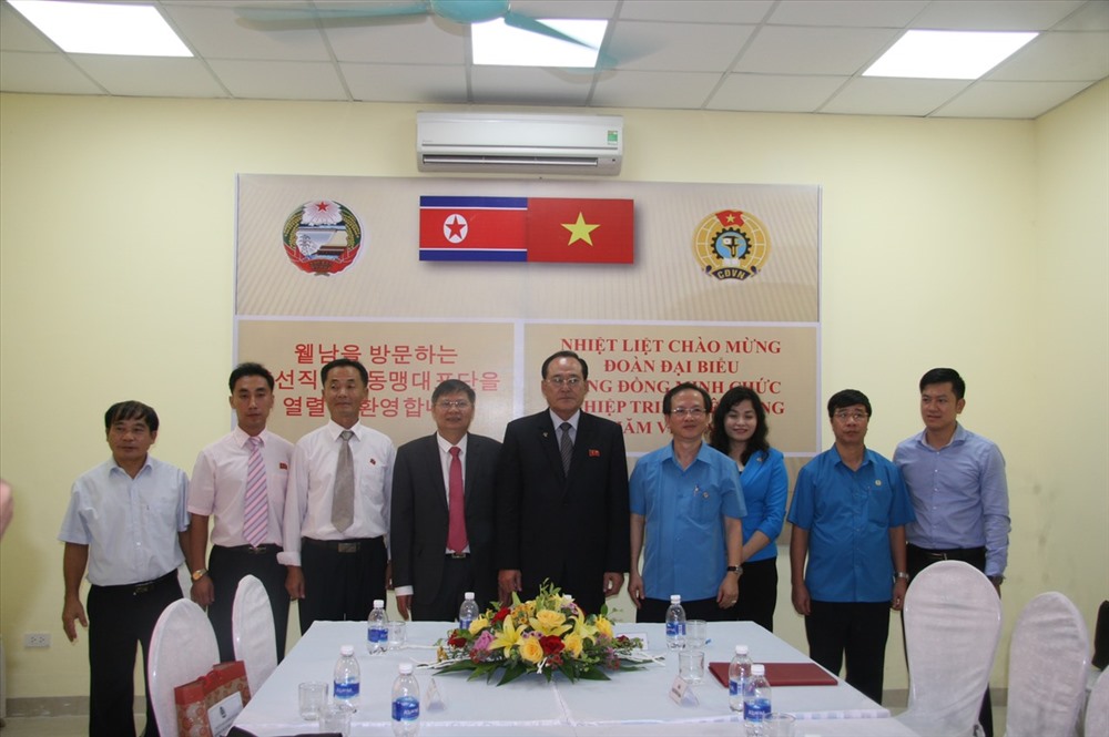 Đoàn đại biểu của Tổng Đồng minh Chức nghiệp Triều Tiên chụp ảnh lưu niệm với lãnh đạo Tổng Liên đoàn Lao động Việt Nam, Liên đoàn Lao động Hà Nam.