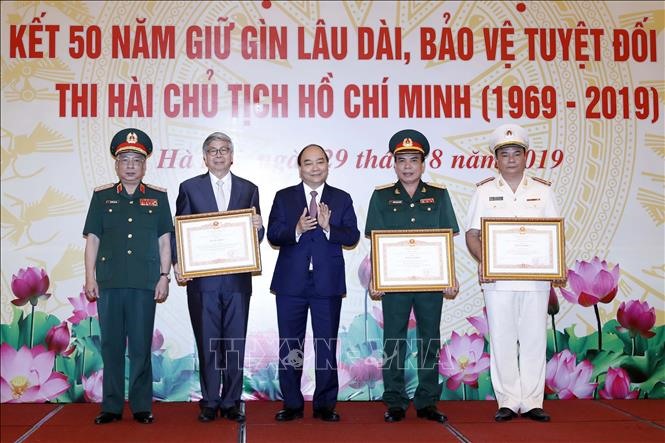 Thủ tướng Chính phủ Nguyễn Xuân Phúc trao tặng Bằng khen cho các tổ chức, cá nhân có thành tích xuất sắc trong công tác gìn giữ và bảo vệ thi hài Chủ tịch Hồ Chí Minh. Ảnh: TTX