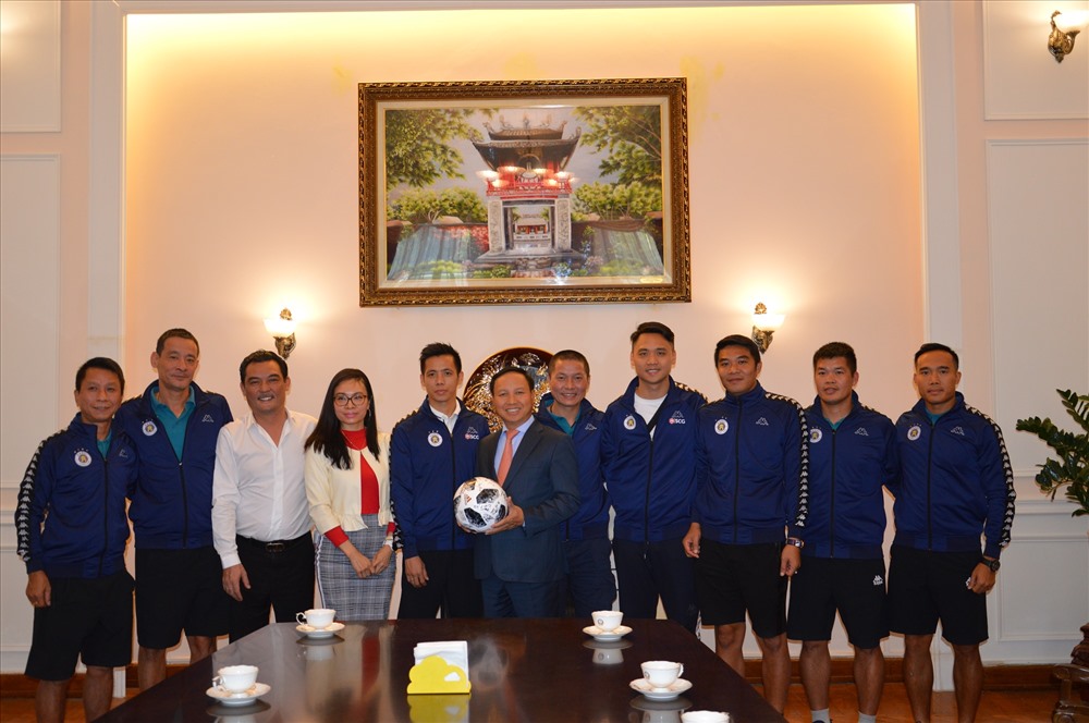 Đại sứ Ngô Đức Mạnh chụp ảnh lưu niệm cùng CLB bóng đá Hà Nội. Ảnh: T&T