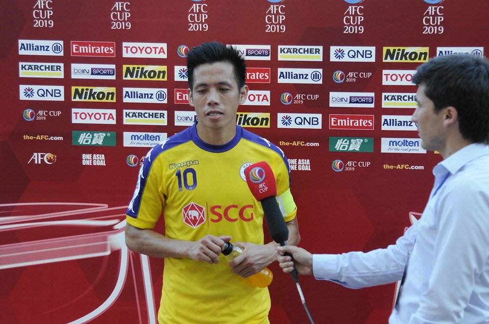 Tiền đạo đội trưởng của CLB Hà Nội trả lời phỏng vấn AFC sau trận đấu với Altyn Asyr. Ảnh: AFC