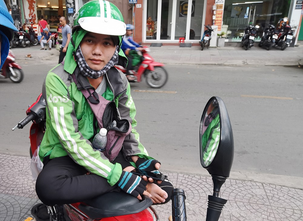 Tài xế GrabBike đang chờ khách (ảnh: PK).