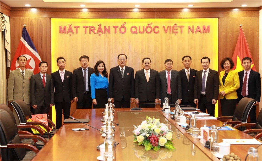 Đồng chí Trần Thanh Mẫn và các đại biểu Tổng Liên đoàn Lao động Việt Nam chụp ảnh lưu niệm với Đoàn đại biểu GFTUK. Ảnh: Hải Nguyễn.