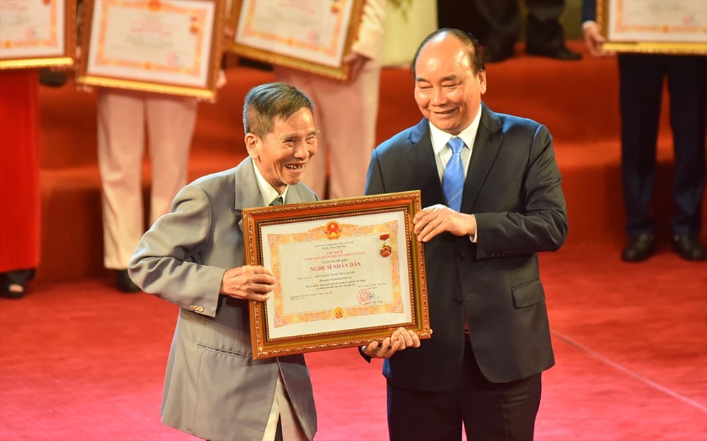Nghệ sĩ Trần Hạnh nhận phong tặng Nghệ sĩ Nhân dân từ Thủ tướng Nguyễn Xuân Phúc. Ảnh: T.L.