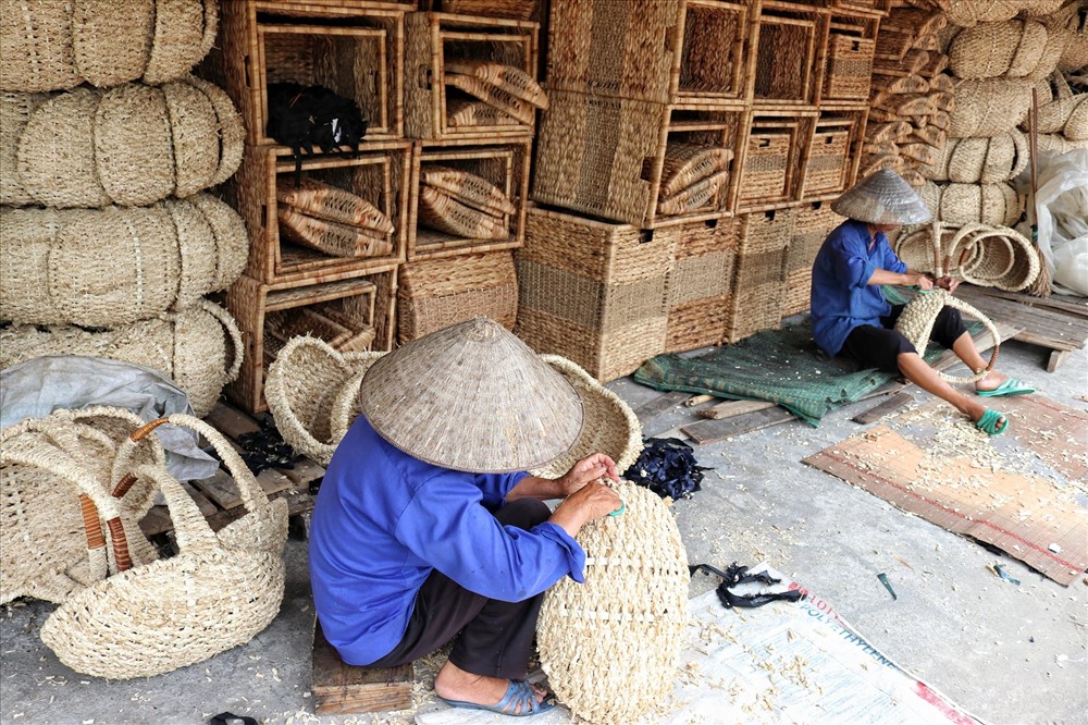 Làng nghề đan “cỏ dại” hơn 400 năm ở thôn Lưu Thượng (Phú Xuyên, Hà Nội). Ảnh: Lan Nhi
