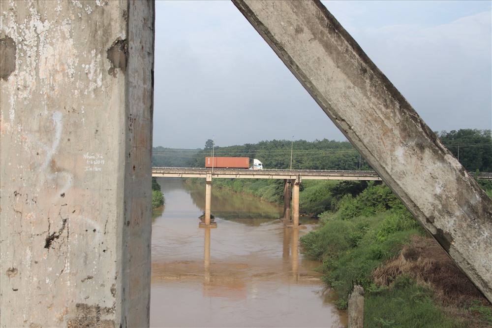 Cách đó không xa là cây cầu mới (Phước Hòa) phục vụ nhu cầu đi lại của người dân qua Sông Bé.