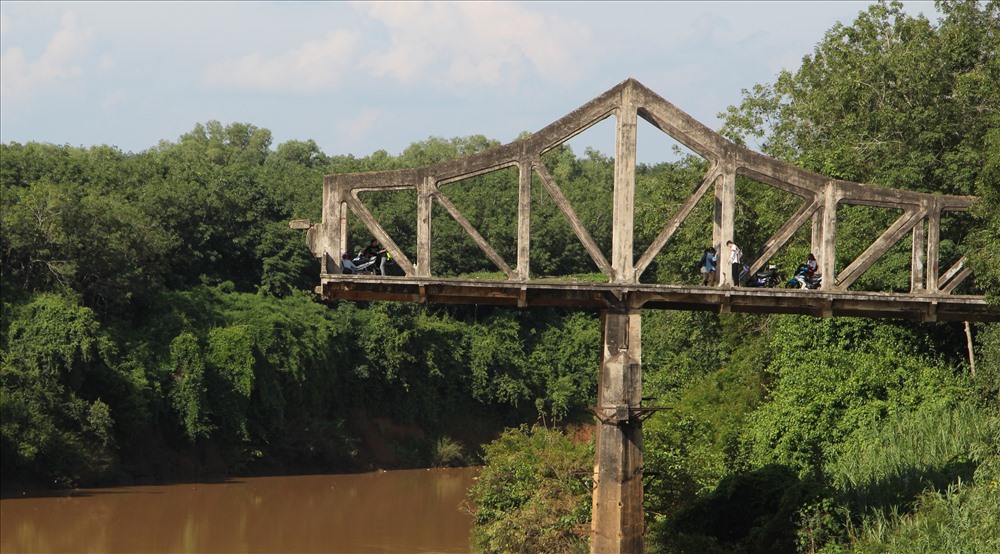 Cầu được xây dựng năm 1925 bắc qua Sông Bé kết con đường huyết mạch từ tỉnh Phước Long (cũ), nay là tỉnh Bình Phước về TP.HCM.