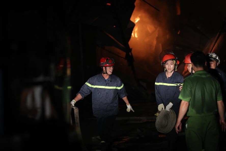 Lính cứu hỏa tích cực dập tắt đám cháy ở Công ty Rạng Đông.