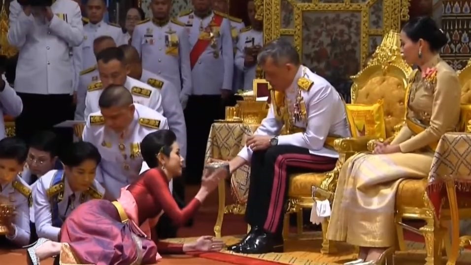 Nhà vua Thái Lan Rama X sắc phong hoàng quý phi. Ảnh: Khaosod.