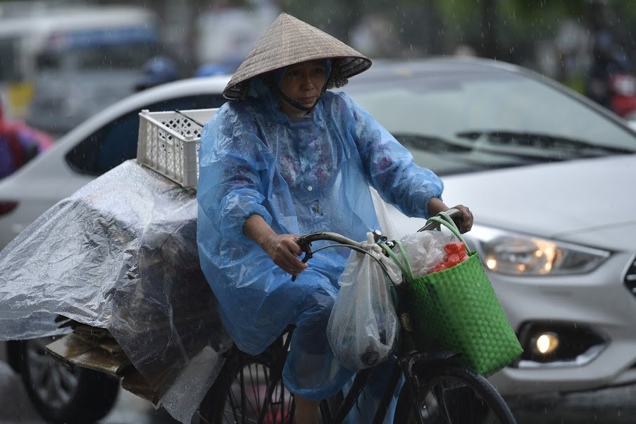 Sáng nay, nhiều người dân Hà Nội gặp khó khăn khi di chuyển ở nhiều tuyến đường do mưa lớn, gió giật mạnh.