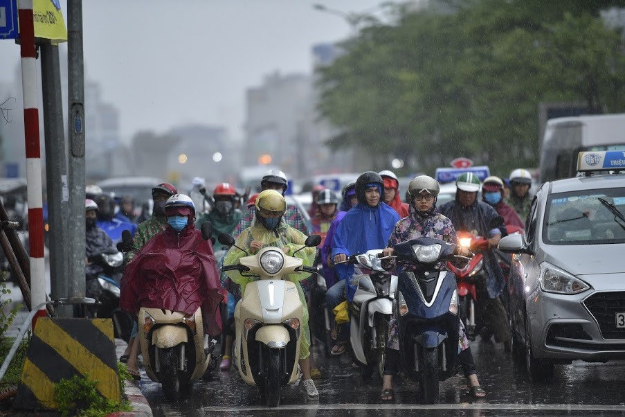 Cảnh báo đợt mưa này có khả năng gây ngập úng cho nhiều tuyến phố nội thành từ 0,3 - 0,5m như: Trường Chinh, Tôn Thất Tùng, Thái Hà, Chùa Bộc (quận Đống Đa)….