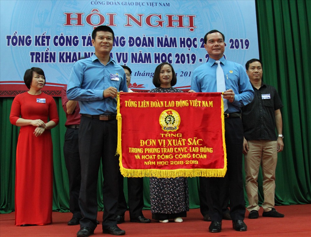 Đồng chí Nguyễn Đình Khang (bên phải) trao tặng bằng khen cho các đơn vị xuất sắc trong phong trào CCVC, lao động và hoạt động công đoàn. Ảnh: HL
