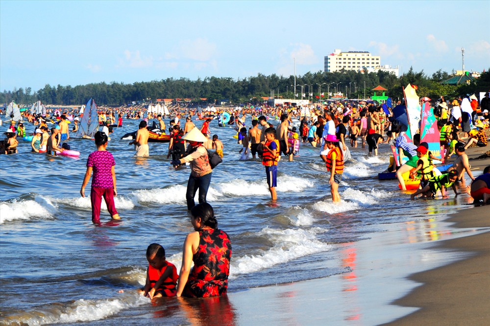 Biển Cửa Lò có bãi cát dài khoảng 10km, nước trong xanh, sóng êm, khung cảnh hữu tình và hải sản ngon nức tiếng là điểm đến lí tưởng vào mỗi dịp hè.