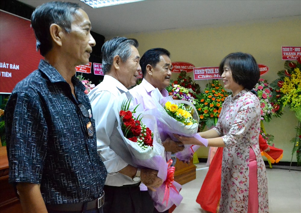 Phó Tổng biên tập Phan Thu Thủy tặng hoa cho cán bộ CĐ lão thành và cán bộ VP Báo Lao Động tại ĐBSCL đã nghỉ hưu. Ảnh: Lục Tùng