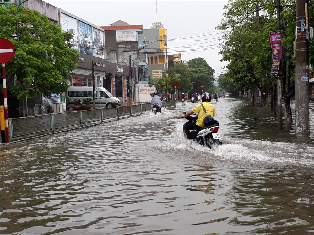 Nhiều tuyến phố ngập nặng. Ảnh: KL