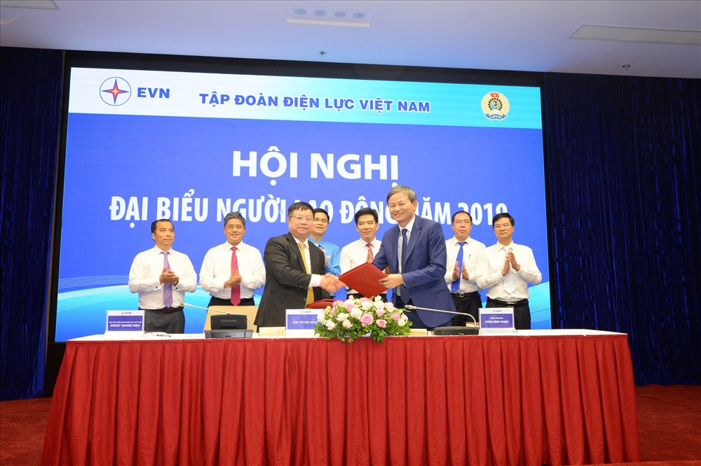 Chủ tịch Công đoàn Điện lực Việt Nam và Tổng Giám đốc Tập đoàn EVN thực hiệp ký kết Thỏa ước lao động tập thể. Ảnh: Đắc Cường