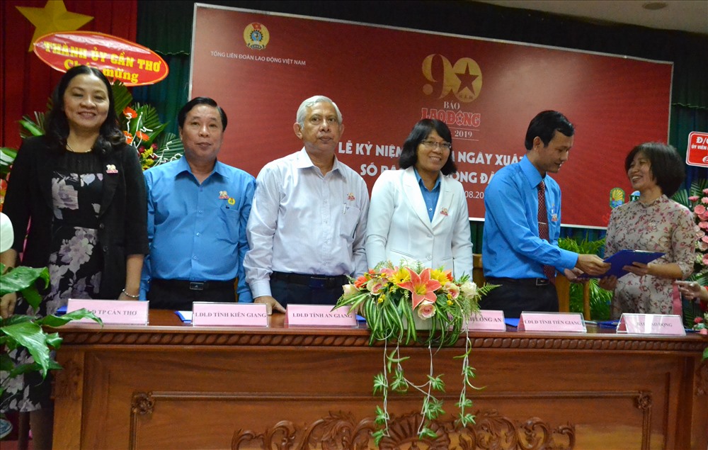 Phó Tổng biên tập Báo Lao Động Phan Thu Thủy (bìa phải) bắt tay chúc mừng các LĐLĐ ký kết phối hợp. Ảnh: Lục Tùng