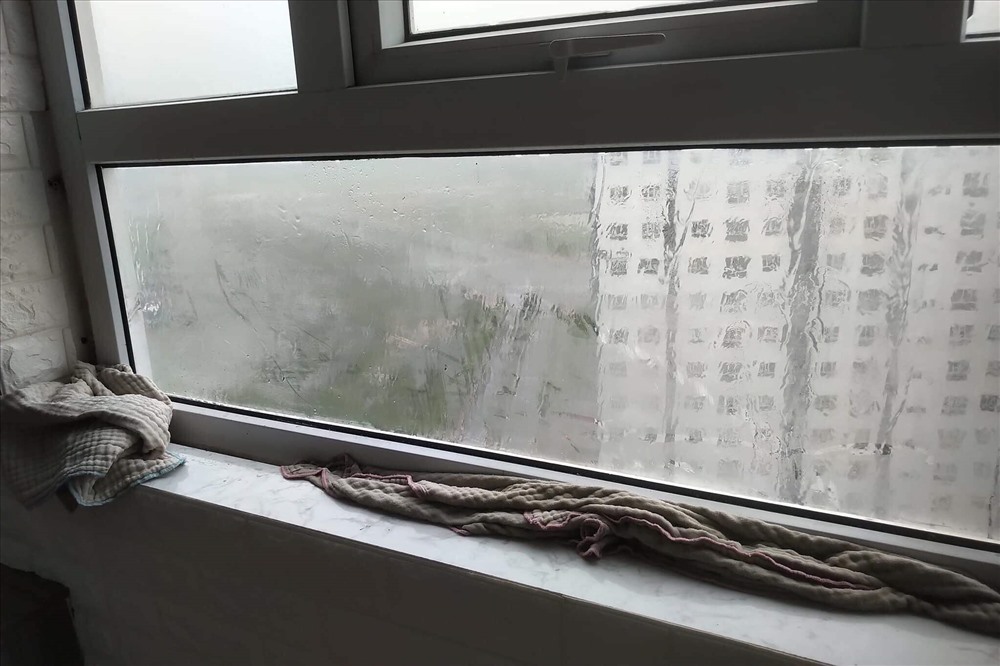 Tại nhiều diễn đàn chung cư, người dân cũng phản ánh tình trạng nước mưa thấm qua cửa sổ chảy vào căn hộ do trận mưa lớn và kéo dài đêm qua và sáng nay. Nguồn: Vietnamnet