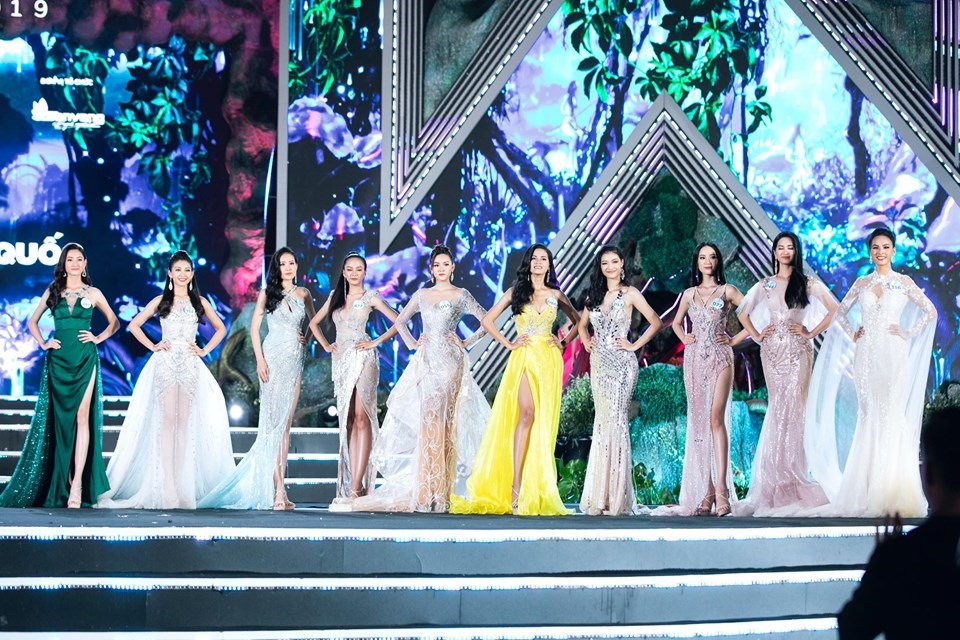 Top 10 Miss World Việt Nam rạng rỡ trên sân khấu. Ảnh: MWVN.