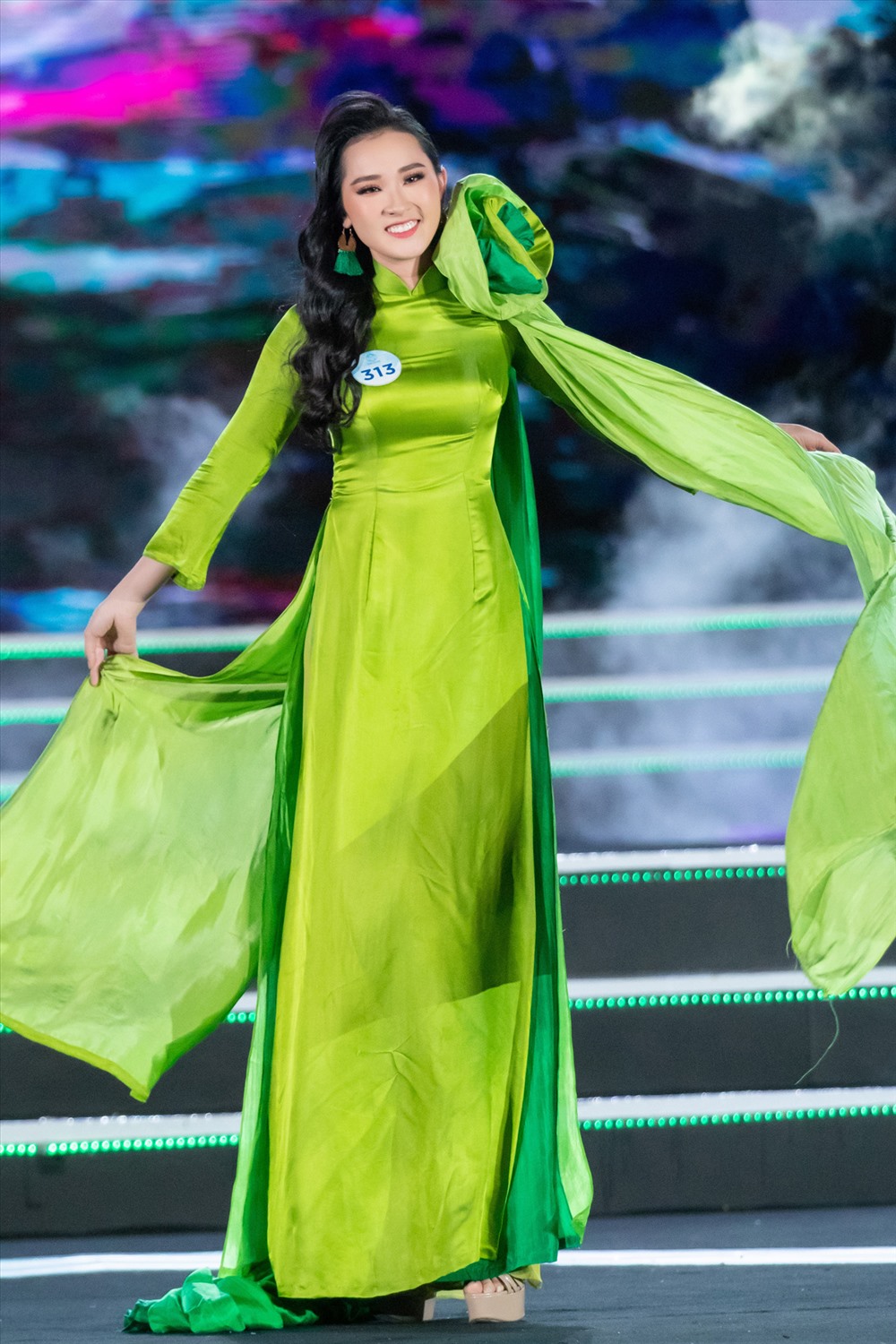 Các thí sinh Miss World khoe vẻ nền nã trong tà áo dài duyên dáng lấy ý tưởng từ thành phố Đà Nẵng. Ảnh: MWVN.