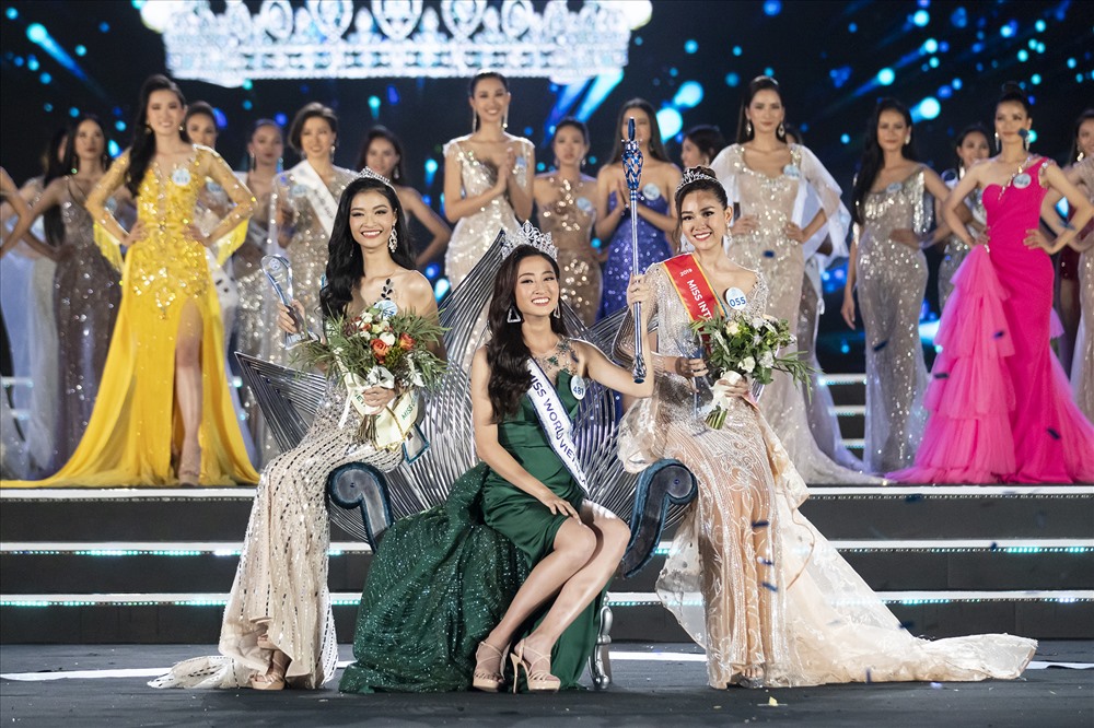 Hoa hậu Thuỳ Linh bên cạnh 2 Á hậu 1 Kiều Loan (trái) và Á hậu 2 Tường San (phải). Ảnh: MWVN.