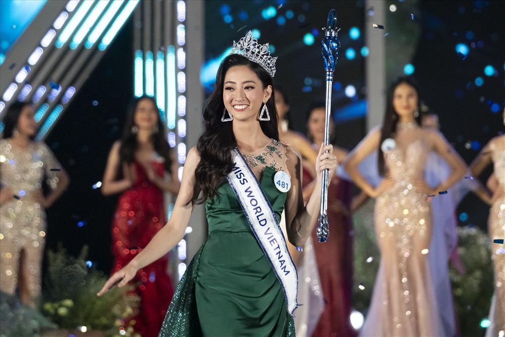 Tối 3.8, Lương Thuỳ Linh chính thức được xướng tên cho ngôi vị cao quý nhất của cuộc thi Miss World Việt Nam 2019. Chiến thắng này cũng chính thức đưa Thuỳ Linh trở thành đại diện Việt Nam tham dự Miss World 2019. Ảnh: MWVN.