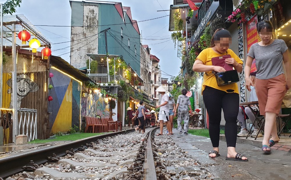 Những đoạn đường sắt chạy cắt qua phố Cửa Nam, Điện Biên Phủ, Khâm Thiên biến khu vực này thành điểm thu hút rất nhiều du khách nước ngoài đến tham quan, chụp ảnh, quay video.
